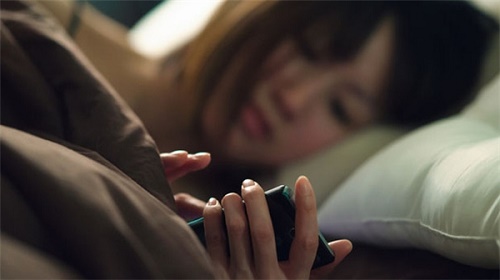 Nhiều người có thói quen sử dụng điện thoại trước khi ngủ và đặt điện thoại bên cạnh để làm báo thức.
